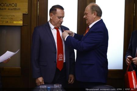 В преддверии Дня Победы Г.А. Зюганов наградил памятными медалями работников культуры