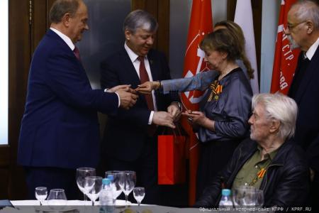 В преддверии Дня Победы Г.А. Зюганов наградил памятными медалями работников культуры