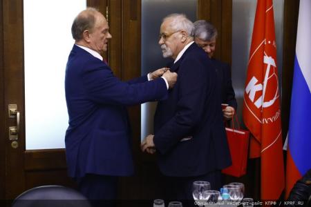 В преддверии Дня Победы Г.А. Зюганов наградил памятными медалями работников культуры