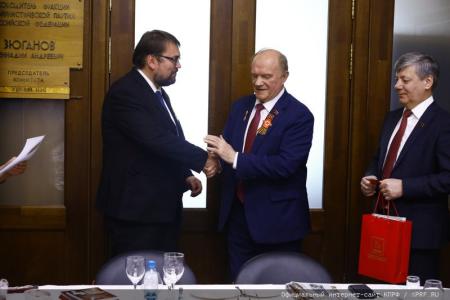 В преддверии Дня Победы Г.А. Зюганов наградил памятными медалями работников культуры