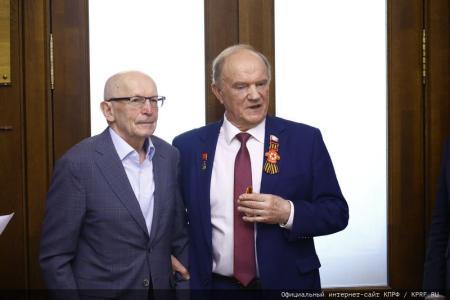 В преддверии Дня Победы Г.А. Зюганов наградил памятными медалями работников культуры