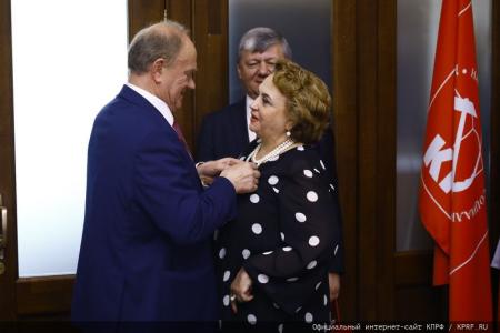 В преддверии Дня Победы Г.А. Зюганов наградил памятными медалями работников культуры