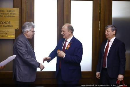 В преддверии Дня Победы Г.А. Зюганов наградил памятными медалями работников культуры