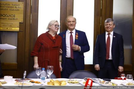 В преддверии Дня Победы Г.А. Зюганов наградил памятными медалями работников культуры