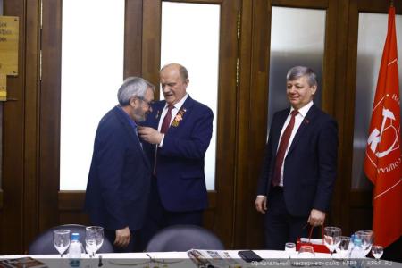 В преддверии Дня Победы Г.А. Зюганов наградил памятными медалями работников культуры