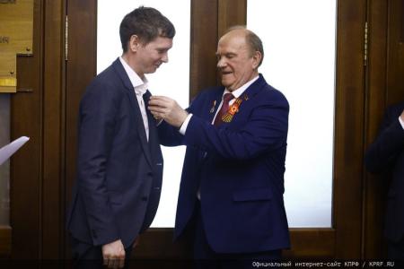 В преддверии Дня Победы Г.А. Зюганов наградил памятными медалями работников культуры