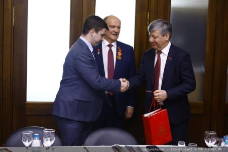 В преддверии Дня Победы Г.А. Зюганов наградил памятными медалями работников культуры
