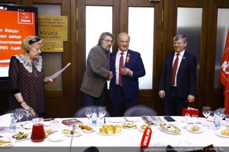 В преддверии Дня Победы Г.А. Зюганов наградил памятными медалями работников культуры