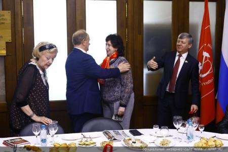 В преддверии Дня Победы Г.А. Зюганов наградил памятными медалями работников культуры