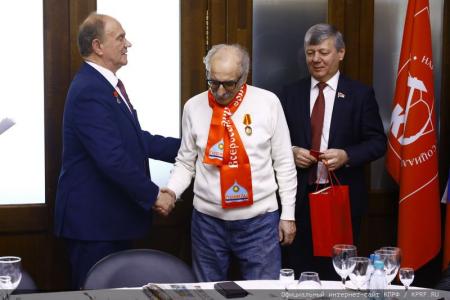 В преддверии Дня Победы Г.А. Зюганов наградил памятными медалями работников культуры