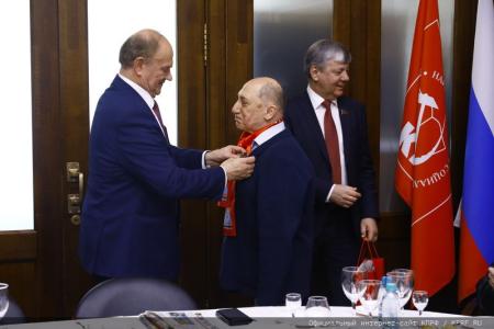 В преддверии Дня Победы Г.А. Зюганов наградил памятными медалями работников культуры