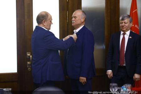 В преддверии Дня Победы Г.А. Зюганов наградил памятными медалями работников культуры