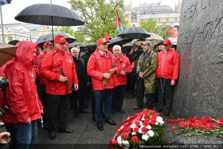 Продолжим подвиг отцов и дедов! Акция КПРФ в честь Дня международной солидарности трудящихся