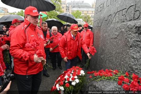 Продолжим подвиг отцов и дедов! Акция КПРФ в честь Дня международной солидарности трудящихся
