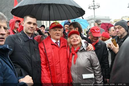 Продолжим подвиг отцов и дедов! Акция КПРФ в честь Дня международной солидарности трудящихся