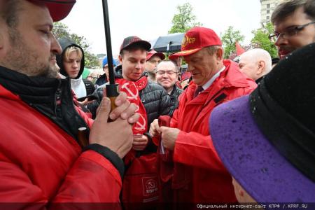 Продолжим подвиг отцов и дедов! Акция КПРФ в честь Дня международной солидарности трудящихся