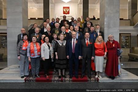 В преддверии Дня Победы Г.А. Зюганов наградил памятными медалями работников культуры