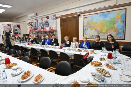 В преддверии Дня Победы Г.А. Зюганов наградил памятными медалями педагогов