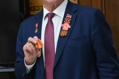 В преддверии Дня Победы Г.А. Зюганов наградил памятными медалями педагогов