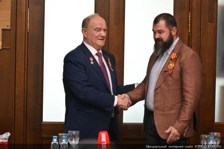 В преддверии Дня Победы Г.А. Зюганов наградил памятными медалями педагогов