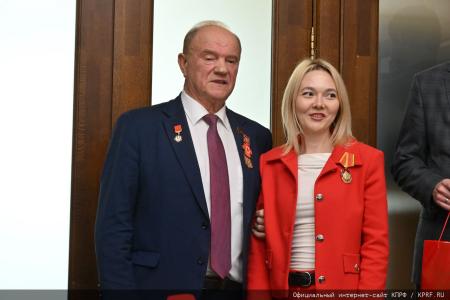 В преддверии Дня Победы Г.А. Зюганов наградил памятными медалями педагогов