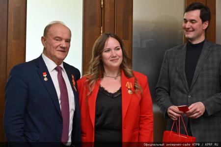 В преддверии Дня Победы Г.А. Зюганов наградил памятными медалями педагогов