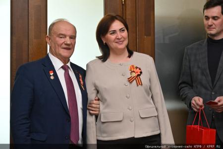 В преддверии Дня Победы Г.А. Зюганов наградил памятными медалями педагогов