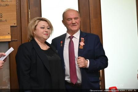 В преддверии Дня Победы Г.А. Зюганов наградил памятными медалями педагогов
