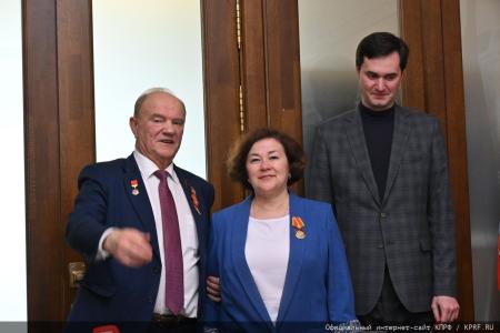 В преддверии Дня Победы Г.А. Зюганов наградил памятными медалями педагогов