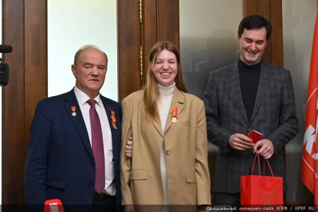 В преддверии Дня Победы Г.А. Зюганов наградил памятными медалями педагогов