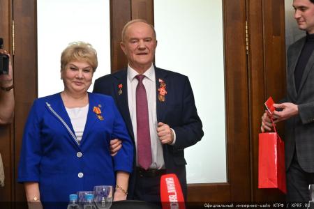 В преддверии Дня Победы Г.А. Зюганов наградил памятными медалями педагогов
