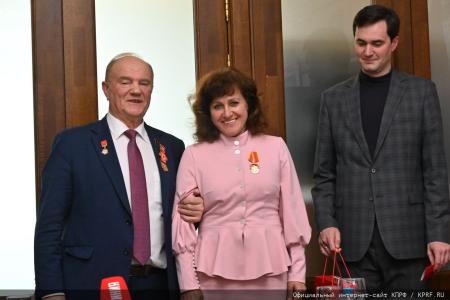 В преддверии Дня Победы Г.А. Зюганов наградил памятными медалями педагогов