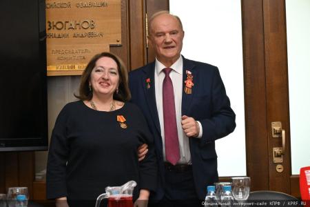 В преддверии Дня Победы Г.А. Зюганов наградил памятными медалями педагогов