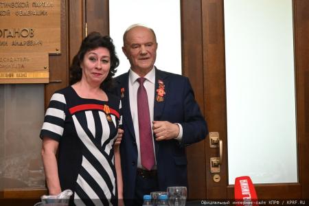В преддверии Дня Победы Г.А. Зюганов наградил памятными медалями педагогов