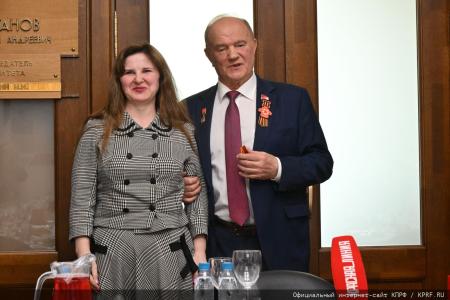 В преддверии Дня Победы Г.А. Зюганов наградил памятными медалями педагогов