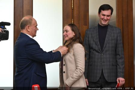 В преддверии Дня Победы Г.А. Зюганов наградил памятными медалями педагогов