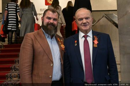 В преддверии Дня Победы Г.А. Зюганов наградил памятными медалями педагогов