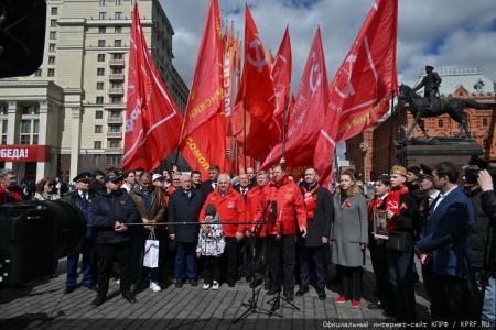 Слава советскому народу-победителю! Репортаж с московской встречи депутатов КПРФ с избирателями в преддверии Дня Победы