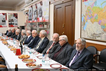 Г.А.Зюганов вручил юбилейные медали "80 лет Победы" ветеранам МИД