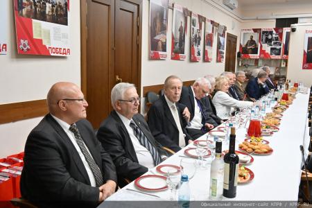 Г.А.Зюганов вручил юбилейные медали "80 лет Победы" ветеранам МИД