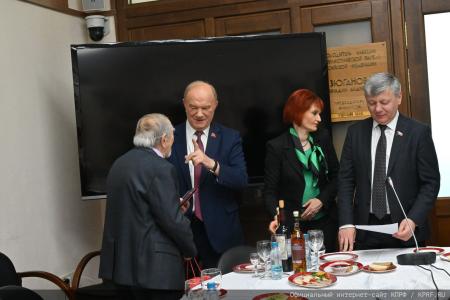 Г.А.Зюганов вручил юбилейные медали "80 лет Победы" ветеранам МИД