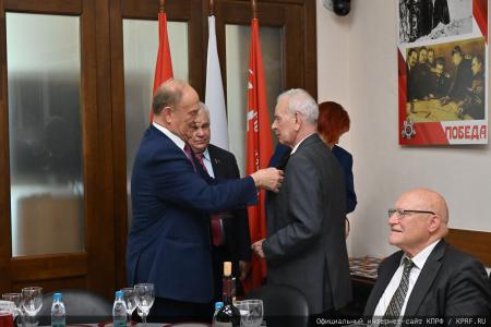 Г.А.Зюганов вручил юбилейные медали "80 лет Победы" ветеранам МИД