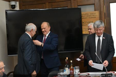 Г.А.Зюганов вручил юбилейные медали "80 лет Победы" ветеранам МИД