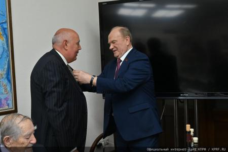 Г.А.Зюганов вручил юбилейные медали "80 лет Победы" ветеранам МИД