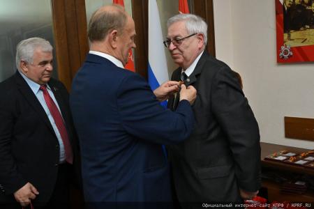 Г.А.Зюганов вручил юбилейные медали "80 лет Победы" ветеранам МИД