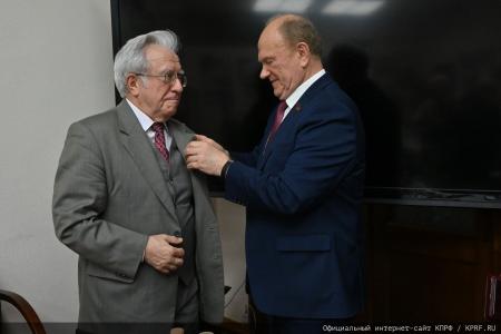 Г.А.Зюганов вручил юбилейные медали "80 лет Победы" ветеранам МИД