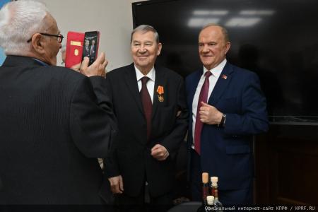 Г.А.Зюганов вручил юбилейные медали "80 лет Победы" ветеранам МИД