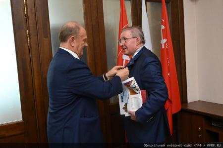 Г.А.Зюганов вручил юбилейные медали "80 лет Победы" ветеранам МИД