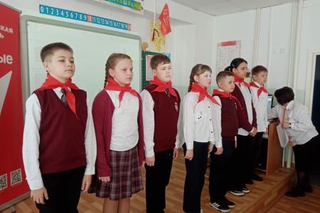 Воронежская область. Знамя с красным галстуком цвета одного