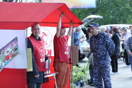 В Омске прошла серия акций «красная палатка», посвященная Народному референдуму КПРФ